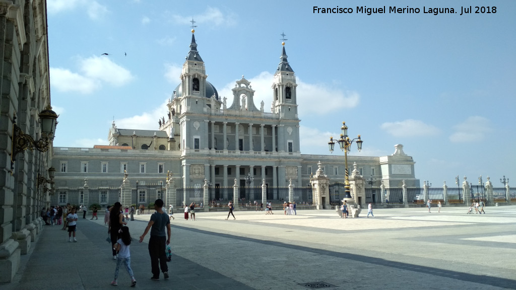 Palacio Real. Plaza de la Armera - Palacio Real. Plaza de la Armera. Con la Catedral de la Almudena al fondo