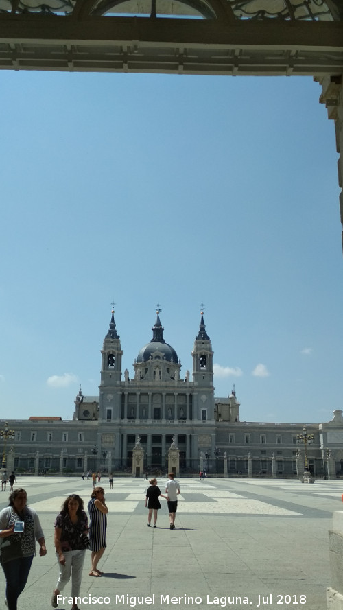 Palacio Real. Plaza de la Armera - Palacio Real. Plaza de la Armera. Con la Catedral de la Almudena al fondo