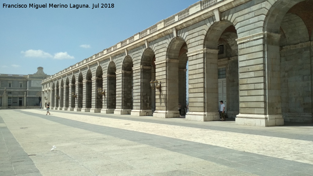 Palacio Real. Plaza de la Armera - Palacio Real. Plaza de la Armera. Soportales de la Armera