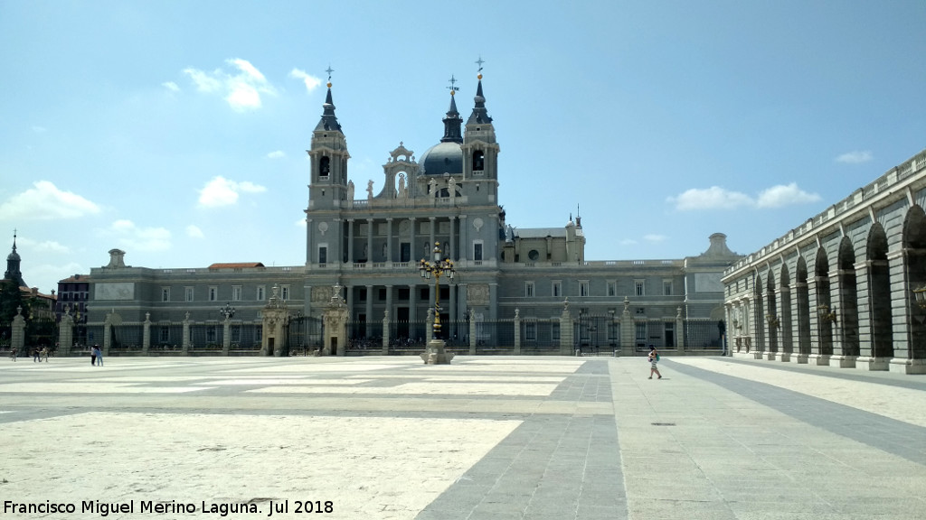 Palacio Real. Plaza de la Armera - Palacio Real. Plaza de la Armera. 