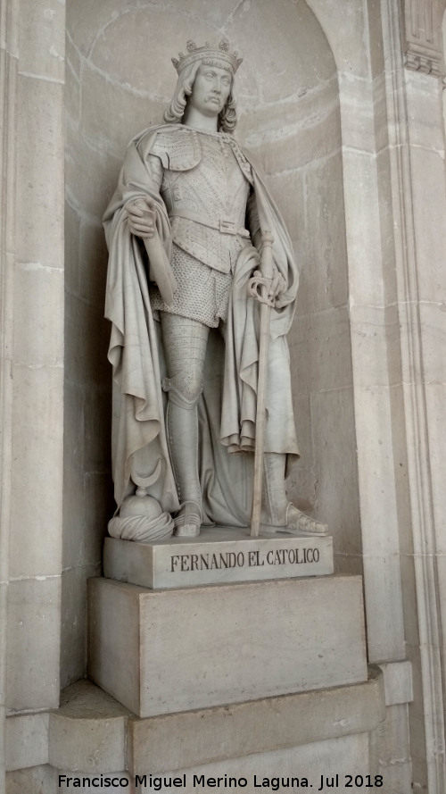 Palacio Real. Capilla Real - Palacio Real. Capilla Real. Estatua de Fernando el Catlico