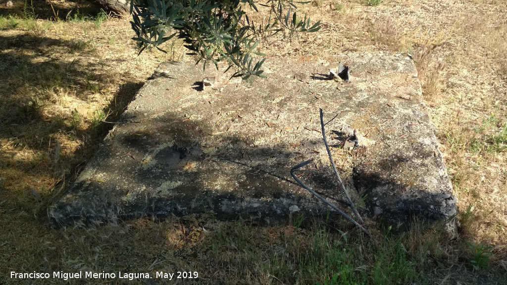 Tranva de Linares - Tranva de Linares. Restos de un poste de electrificacin en la zona de La Enira