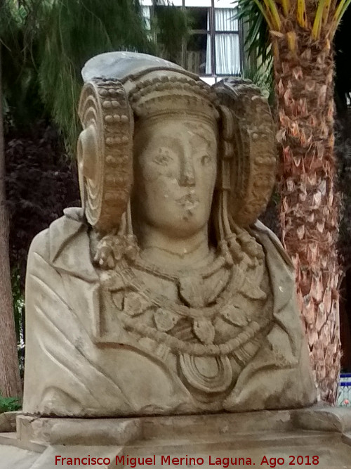 Monumento a la Dama de Elche - Monumento a la Dama de Elche. Busto de la Dama de Elche