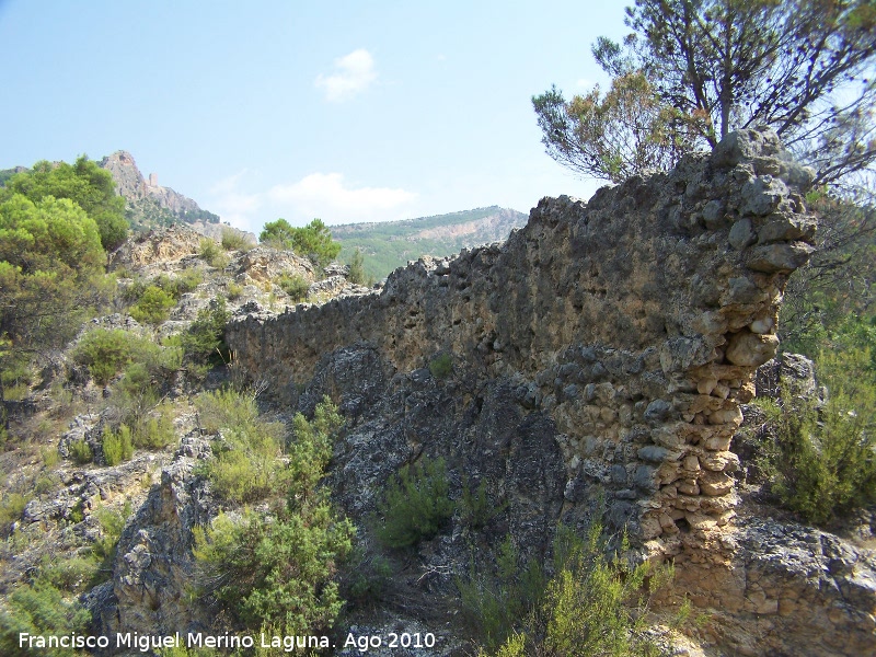 Acueducto de Trujala - Acueducto de Trujala. Con Segura al fondo