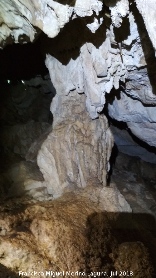 Cueva neoltica de los Corzos - Cueva neoltica de los Corzos. Columna