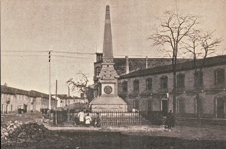 Obelisco de la Batalla de las Navas - Obelisco de la Batalla de las Navas. Monumento a la Batalla cuando estaba en la Plaza de Espaa (1915)