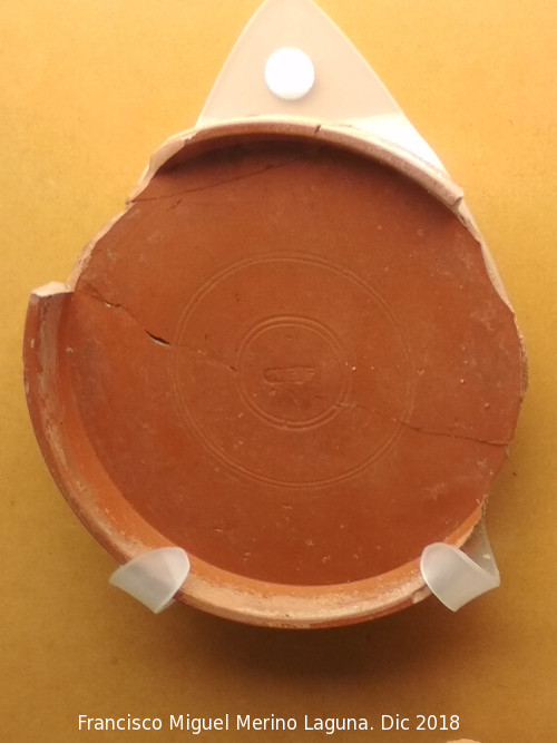Necrpolis de los Toriles - Necrpolis de los Toriles. Plato de terra sigillata. Museo Comarcal de Daimiel