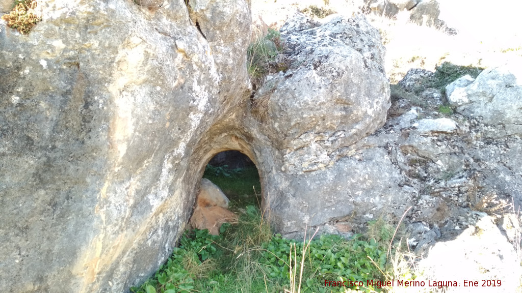 Cueva artificial de la Pea I - Cueva artificial de la Pea I. Entrada desde el exterior