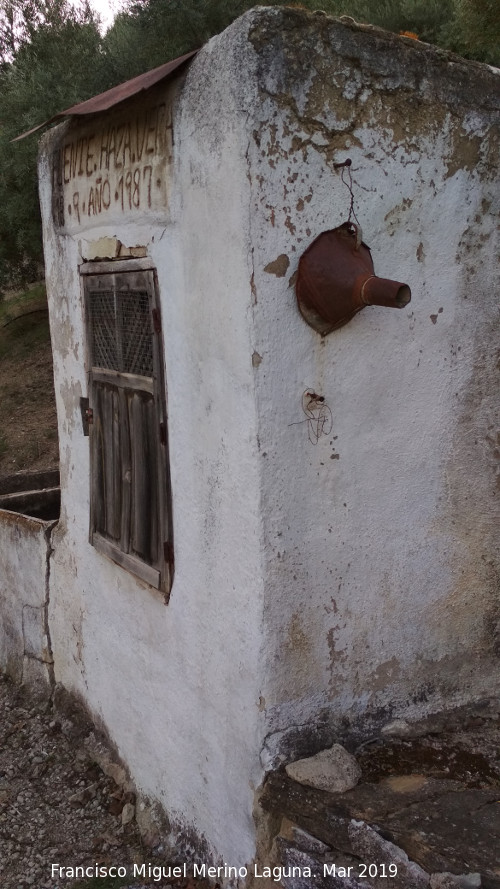 Pozo-Lavadero de Haza Vera - Pozo-Lavadero de Haza Vera. Caseta de obra con un embudo