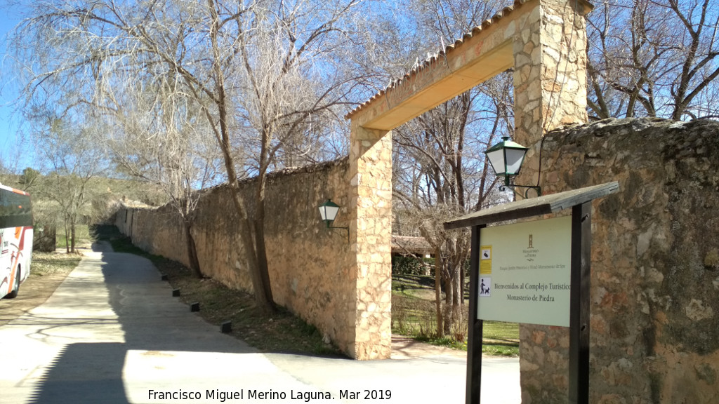 Monasterio de Piedra. Muralla Perimetral - Monasterio de Piedra. Muralla Perimetral. Puerta de acceso al monasterio