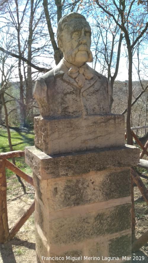 Parque Natural del Monasterio de Piedra. Busto a Federico Muntadas - Parque Natural del Monasterio de Piedra. Busto a Federico Muntadas. 