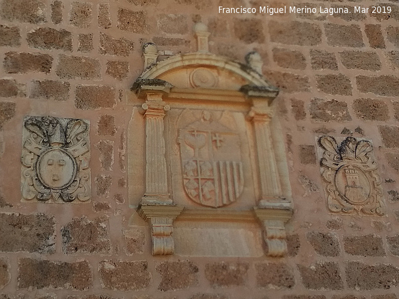 Monasterio de Piedra. Torre del Homenaje - Monasterio de Piedra. Torre del Homenaje. Escudos