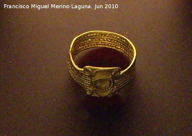 Oppidum Bora Cerealis - Oppidum Bora Cerealis. Anillo de oro de la cmara funeraria Siglo VI ac. Museo Arqueolgico Provincial