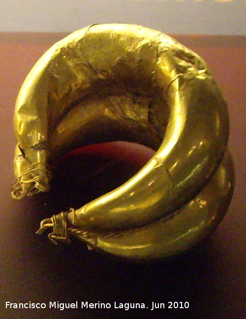 Oppidum Bora Cerealis - Oppidum Bora Cerealis. Pendiente de oro de la cmara funeraria. Siglo VI ac. Museo Arqueolgico Provincial