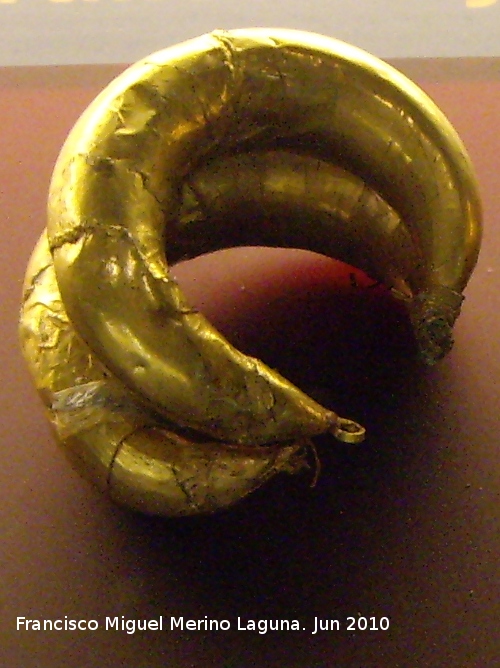 Oppidum Bora Cerealis - Oppidum Bora Cerealis. Pendiente de oro de la cmara funeraria. Siglo VI ac. Museo Arqueolgico Provincial