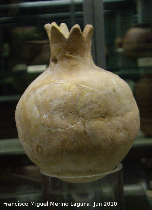 Oppidum Bora Cerealis - Oppidum Bora Cerealis. Aryballos con forma de granada de la cmara funeraria Siglo V ac. Museo Arqueolgico Provincial