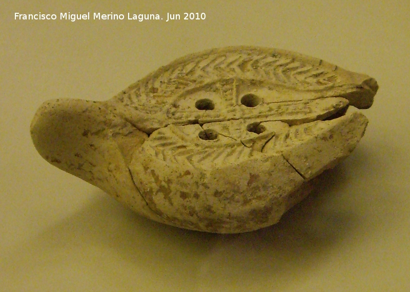 Oppidum Bora Cerealis - Oppidum Bora Cerealis. Lucerna visigoda siglos V-VII dc. en Bobadilla baja.  Museo Arqueolgico Provincial