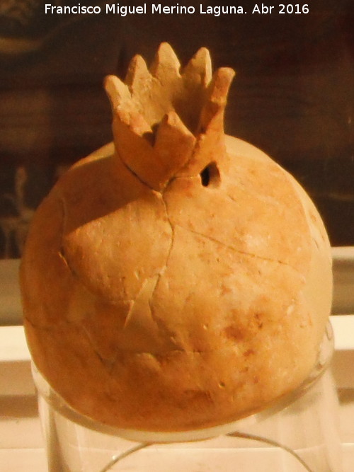 Oppidum Bora Cerealis - Oppidum Bora Cerealis. Aryballos con forma de granada de la cmara funeraria Siglo V ac. Museo Arqueolgico Provincial