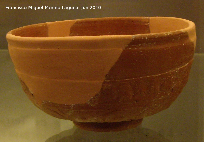 Ciudad iberorromana de Isturgi - Ciudad iberorromana de Isturgi. Cuenco de terra sigillata con decoracin estampillada siglos I-II dC. Museo Arqueolgico Provincial