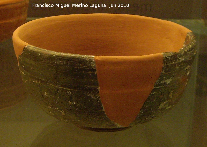 Ciudad iberorromana de Isturgi - Ciudad iberorromana de Isturgi. Cuenco con decoracin estampillada siglos I-II dC. Museo Arqueolgico Provincial