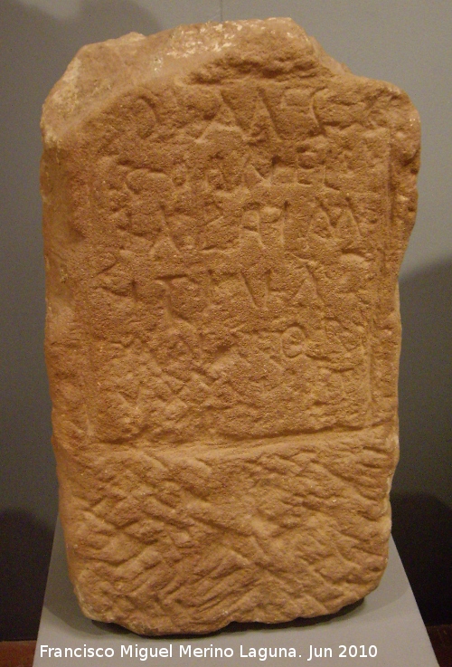 Ciudad iberorromana de Isturgi - Ciudad iberorromana de Isturgi. Estela funeraria siglo I-II dC.: D(is) M(anibvs) S(acrvm)/CORNEL/IA PRIM/ITIVA/ANNOR(vm)/XXXVII Consagrado a los dioses Manes, Cornelia Primitiva, de 37 aos. Museo Arqueolgico Provincial