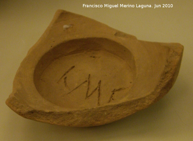 Ciudad iberorromana de Isturgi - Ciudad iberorromana de Isturgi. Fragmento de molde con las letras LMF SS I-II dC. Museo Arqueolgico Provincial