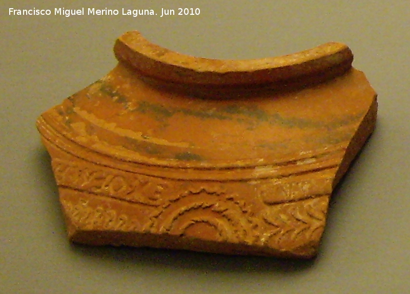 Ciudad iberorromana de Isturgi - Ciudad iberorromana de Isturgi. Fragmento de terra sigillata con marcas de entalle siglo II dC. Museo Arqueolgico Provincial