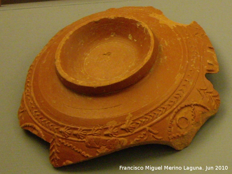 Ciudad iberorromana de Isturgi - Ciudad iberorromana de Isturgi. Fragmento de terra sigillata con marcas de entalle siglo II dC. Museo Arqueolgico Provincial