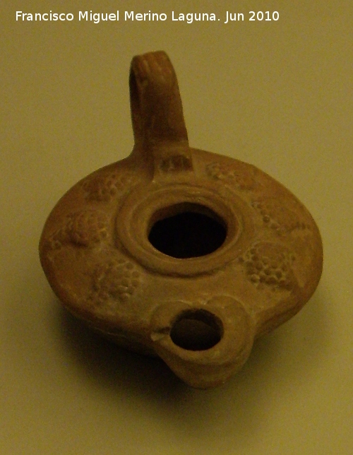 Ciudad iberorromana de Isturgi - Ciudad iberorromana de Isturgi. Lucerna siglos I-II dC. Museo Arqueolgico Provincial