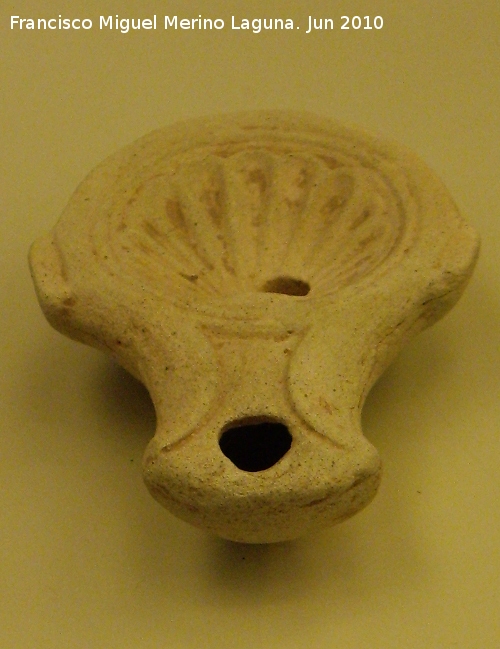 Ciudad iberorromana de Isturgi - Ciudad iberorromana de Isturgi. Lucerna siglos I-II dC. Museo Arqueolgico Provincial