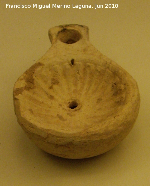 Ciudad iberorromana de Isturgi - Ciudad iberorromana de Isturgi. Lucerna siglos I-II dC. Museo Arqueolgico Provincial