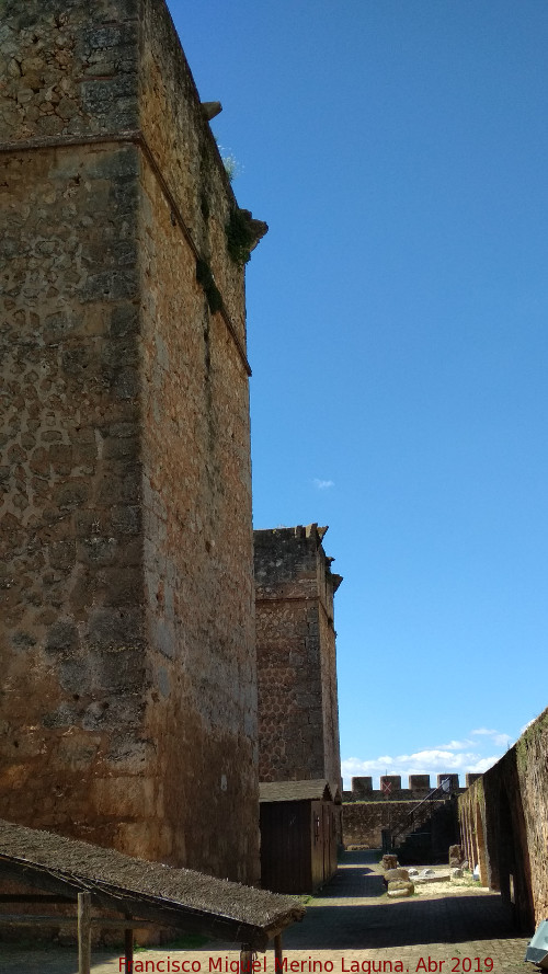Castillo de los Guzmanes. Torre Cuadrangular Norte - Castillo de los Guzmanes. Torre Cuadrangular Norte. Al fondo la torre noroeste