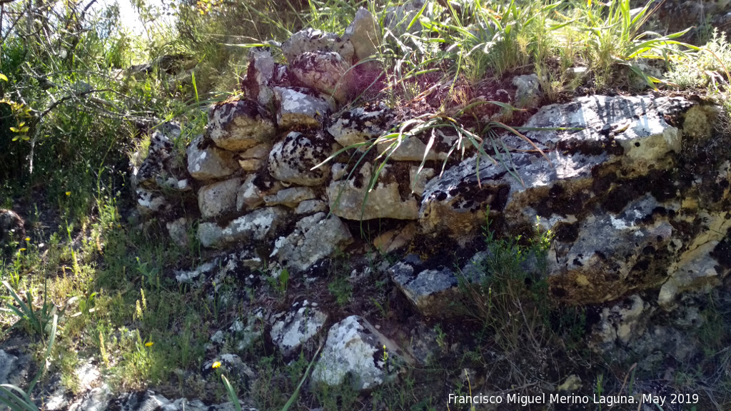 Can de la Tinaja - Can de la Tinaja. Piedra seca en el camino que circunda la cabecera del can