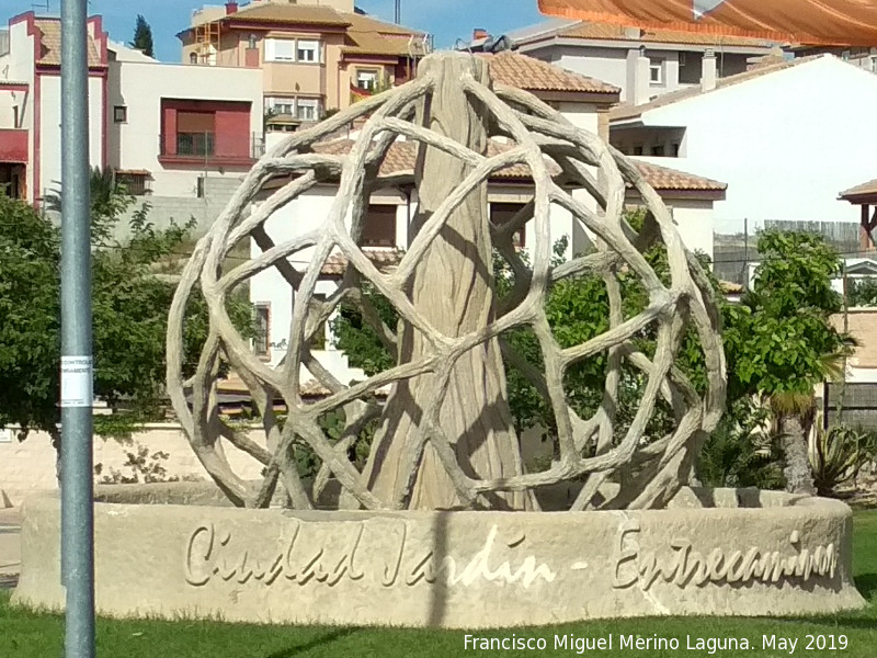 Rotonda de Ciudad Jardn - Entrecaminos - Rotonda de Ciudad Jardn - Entrecaminos. Escultura central