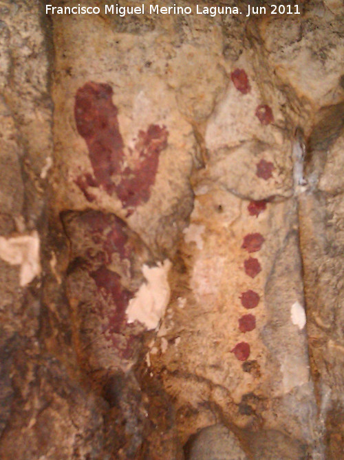 Pinturas rupestres de la Cueva de los Soles Abside I - Pinturas rupestres de la Cueva de los Soles Abside I. Antropomorfo y serie de puntos