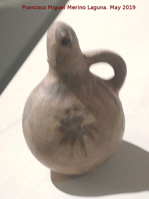 Museo Arqueolgico de Linares - Museo Arqueolgico de Linares. Vaso de libaciones con forma de paloma. Albacete? siglo I a.C.