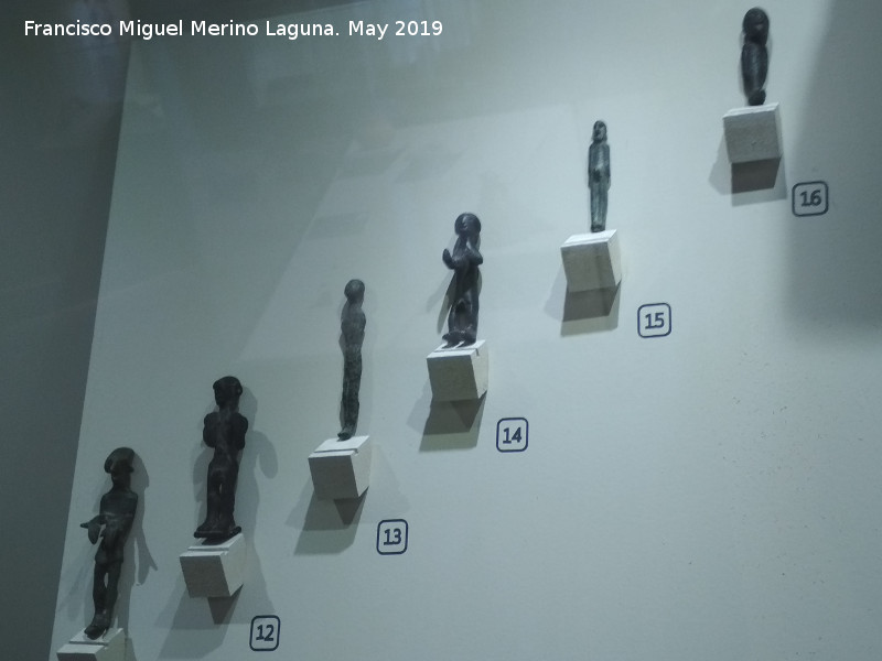 Museo Arqueolgico de Linares - Museo Arqueolgico de Linares. Exvotos de hombres, Bronce, siglos IV-II a.C. Collado de los Jardines - Santa Elena y Cueva de la Lobera - Castellar