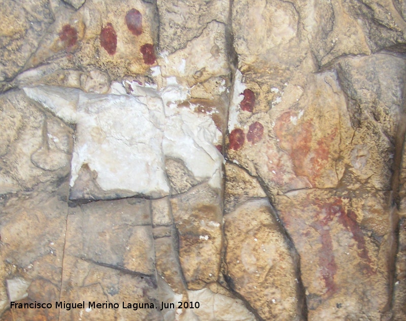Pinturas rupestres de la Cueva de los Soles Abside II - Pinturas rupestres de la Cueva de los Soles Abside II. Serie de puntos que ha sufrido expoliacin del antropomorfo de la derecha