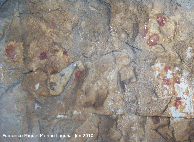 Pinturas rupestres de la Cueva de los Soles Abside V - Pinturas rupestres de la Cueva de los Soles Abside V. Puntos negros y rojos