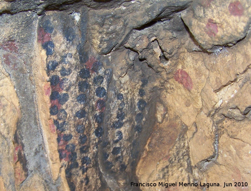 Pinturas rupestres de la Cueva de los Soles Abside VI - Pinturas rupestres de la Cueva de los Soles Abside VI. Puntos negros
