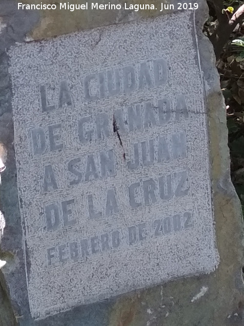 Carmen de los Mrtires. Monumento a San Juan de la Cruz - Carmen de los Mrtires. Monumento a San Juan de la Cruz. Placa inferior