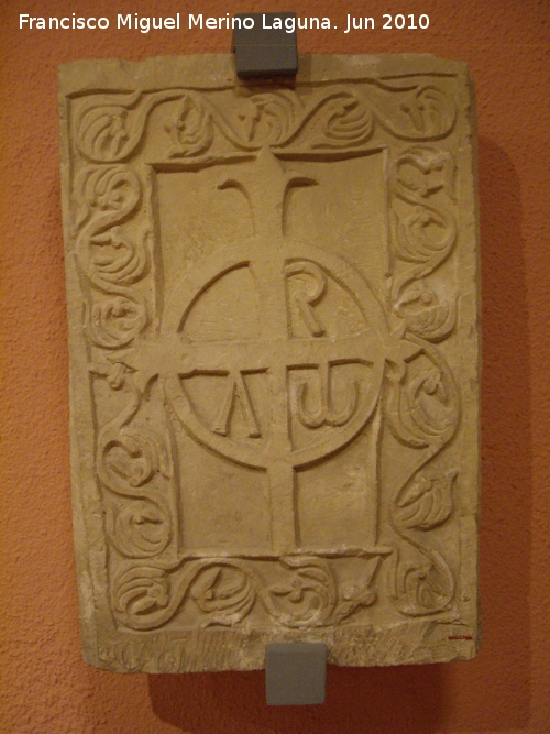 Cerrillo del Calvario - Cerrillo del Calvario. Cancel de piedra caliza con crismn con las letras AW alfa y omega. Museo Provincial de Jan