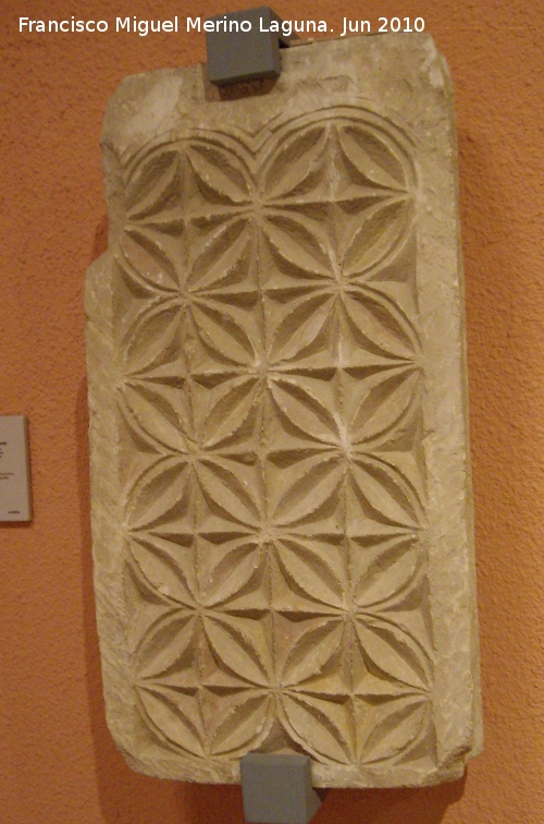 Cerrillo del Calvario - Cerrillo del Calvario. Cancel de piedra caliza. Museo Provincial de Jan