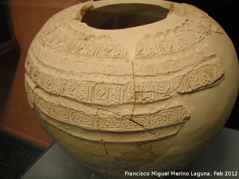 La Alberquilla - La Alberquilla. Tinaja rabe con inscripcin cfica siglo XII. Museo Provincial