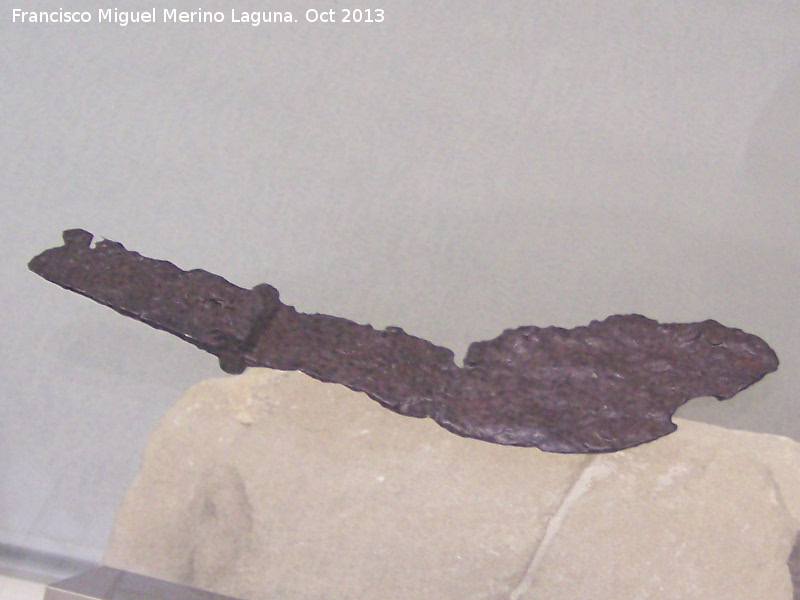 Necrpolis de la Loma del Peinado - Necrpolis de la Loma del Peinado. Cuchillo afalcatado ibrico. Museo San Antonio de Padua - Martos