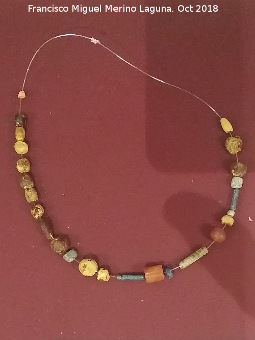 Cerro de la Horca - Cerro de la Horca. Collar de pasta vtrea, siglos V - VII. Museo Provincial de Jan
