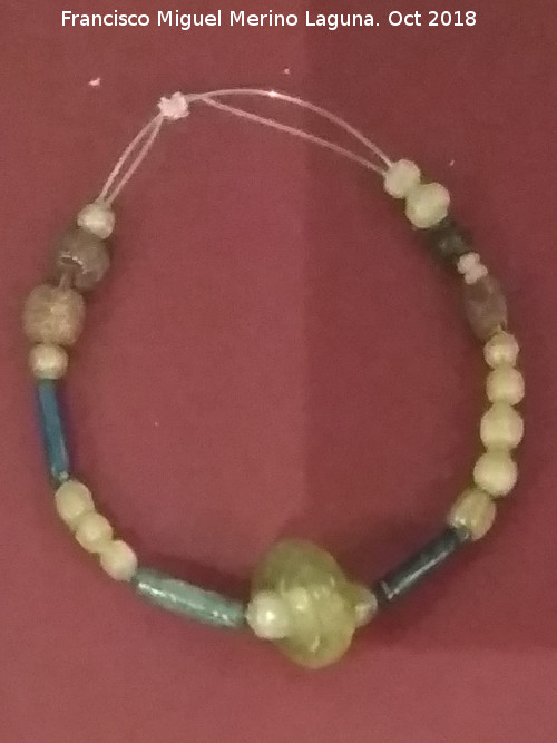 Cerro de la Horca - Cerro de la Horca. Pulsera de pasta vtrea, siglos V - VII. Museo Provincial de Jan