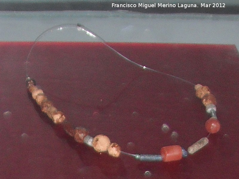 Cerro de la Horca - Cerro de la Horca. Collar de pasta vtrea, siglos V - VII. Museo Provincial de Jan