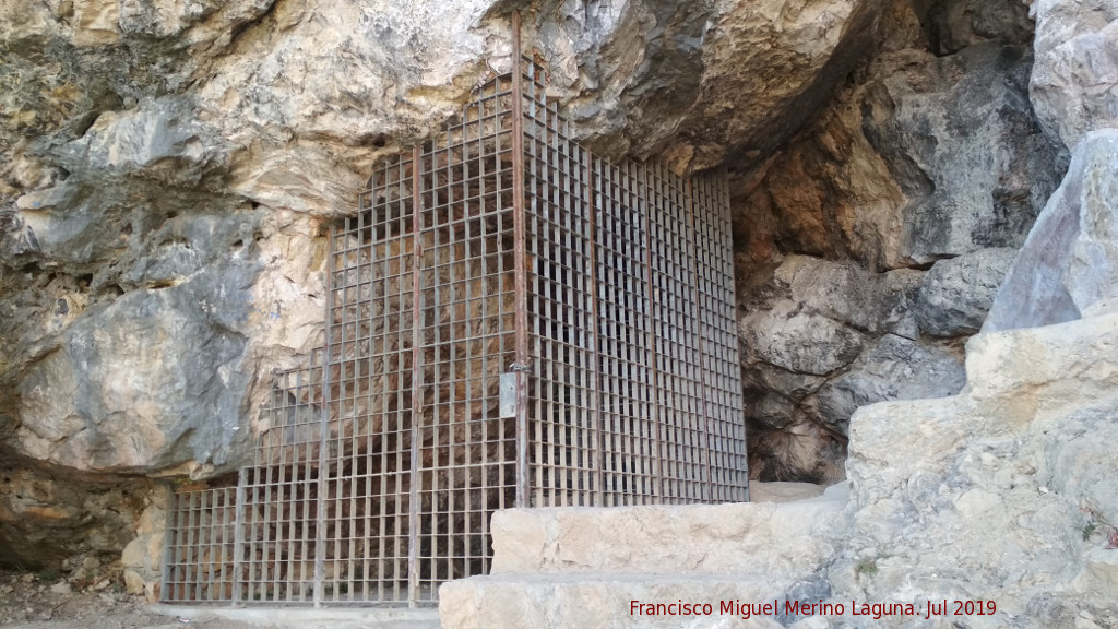 Inscripcin romana de la Cueva del Agua - Inscripcin romana de la Cueva del Agua. Reja de proteccin