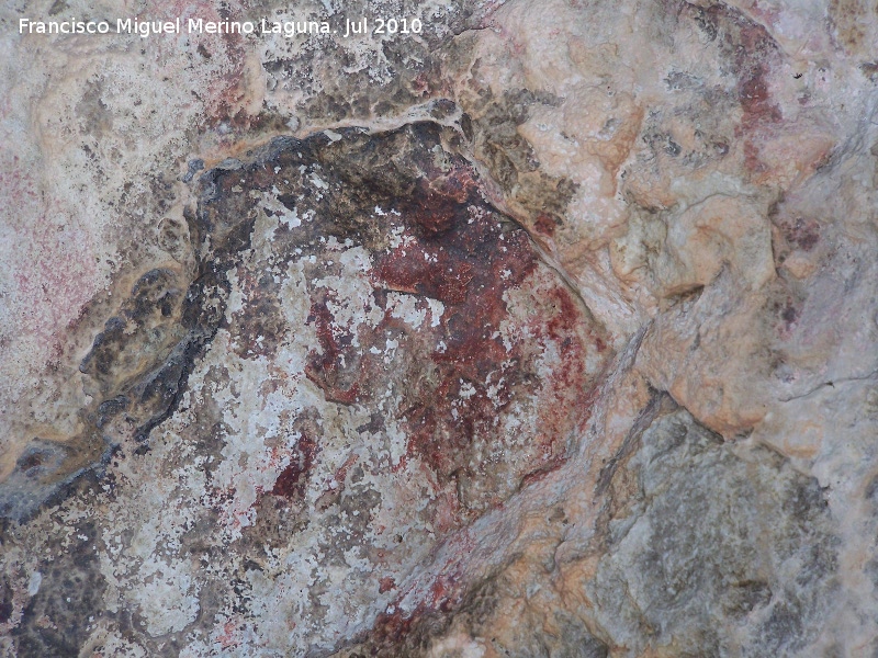 Pinturas rupestres de la Cueva Secreta Grupo II - Pinturas rupestres de la Cueva Secreta Grupo II. Mancha de posible antropomorfo entre los dos antropomorfos debajo del antropomorfo gigante